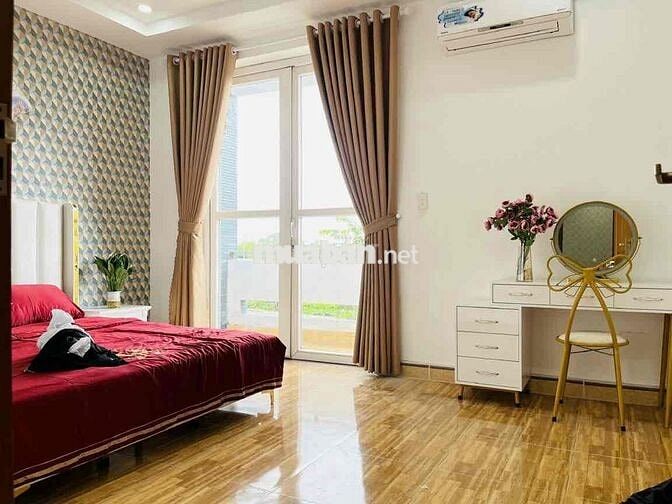 Nhà Sạch Sẻ DT 200m2 1Trệt 1Lửng 2Lầu 4Pn 3Wc Có Sẳn Nội Thất Hẻm Tải