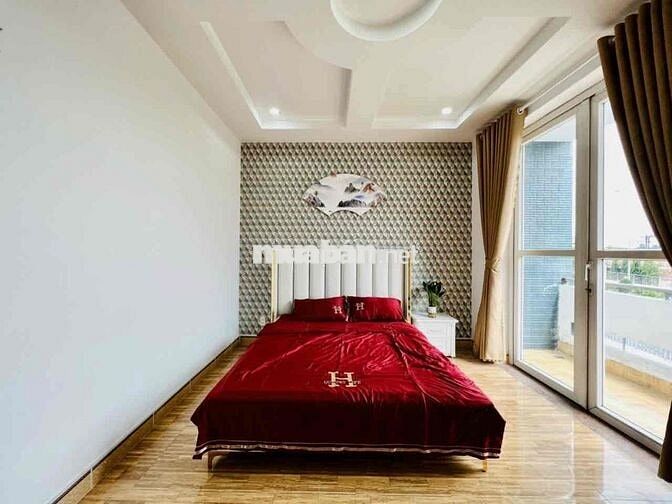 Nhà Sạch Sẻ DT 200m2 1Trệt 1Lửng 2Lầu 4Pn 3Wc Có Sẳn Nội Thất Hẻm Tải