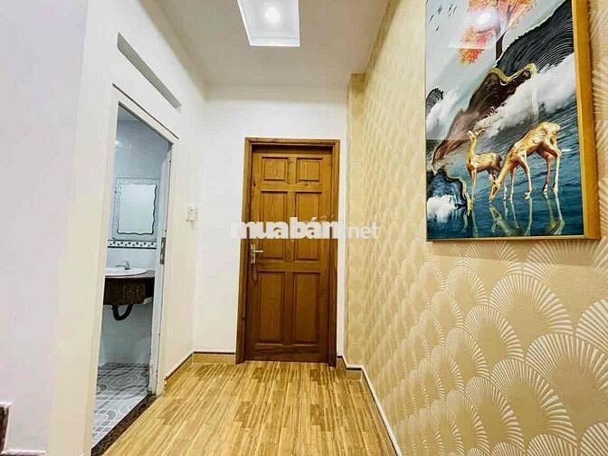 Nhà Sạch Sẻ DT 200m2 1Trệt 1Lửng 2Lầu 4Pn 3Wc Có Sẳn Nội Thất Hẻm Tải