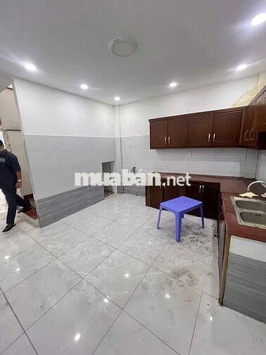 Nhà đang sơn sửa, (4x16m), HXH 416/11B Lạc Long Quân P5 Q11