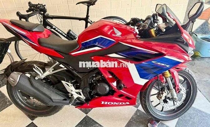 gia đình có xe moto còn mới đẹp