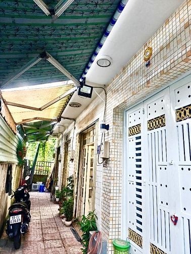 Nhà 1 trệt 2 lầu đúc hẻm xe hơi vài mét.nhà bè
