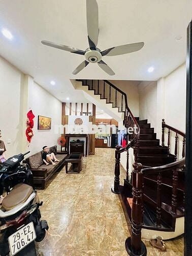 Bán gấp ! Phố Hào Nam, nhà dân xây 45/52m2 * 5 tầng*6 PN, an sinh đỉnh