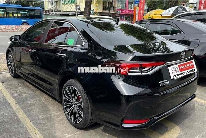 Toyota Corolla Altis 1.8V 2023 xe hãng bán
