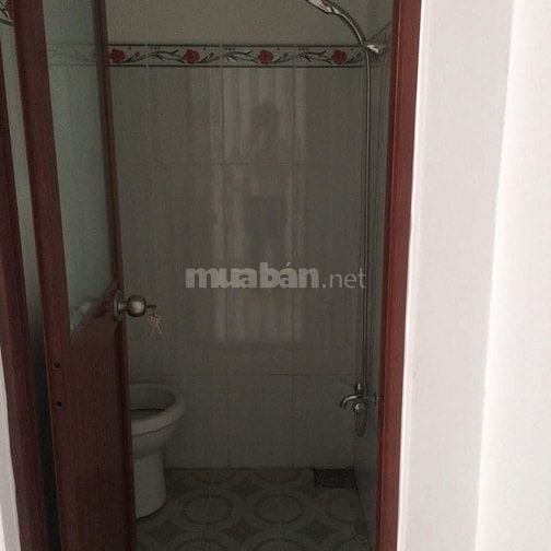 Từ nhà bước ra đường lớn 5m.gần chợ trường học siêu thị ..