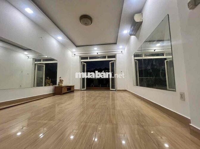 Chính chủ cần bán gấp 4 x 25m giá 12,tỷ TL 2 lầu ST đối diện công viên