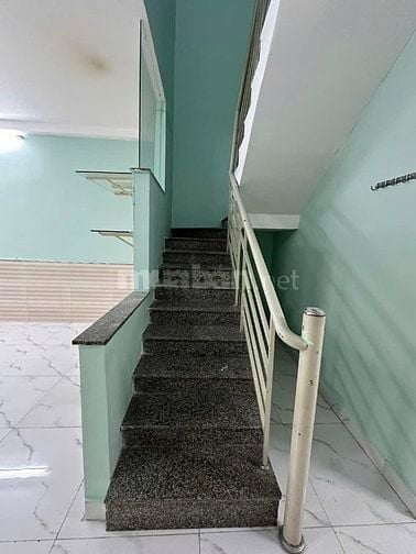 Chính chủ bán nhà đang cho thuê, gần chợ, gần trường học, rất an ninh.