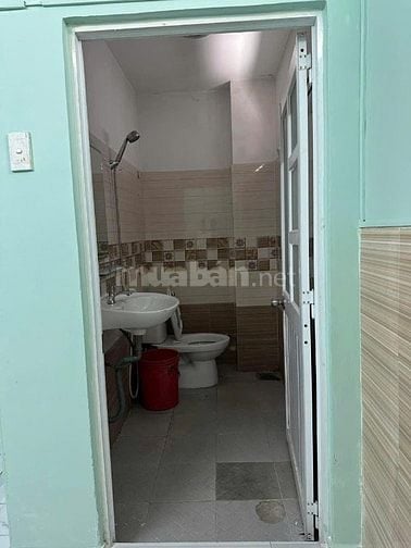 Chính chủ bán nhà đang cho thuê, gần chợ, gần trường học, rất an ninh.