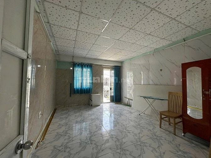 Chính chủ bán nhà đang cho thuê, gần chợ, gần trường học, rất an ninh.