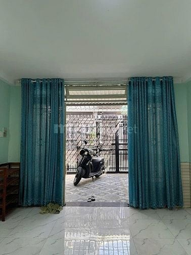 Chính chủ bán nhà đang cho thuê, gần chợ, gần trường học, rất an ninh.