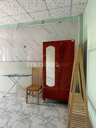 Chính chủ bán nhà đang cho thuê, gần chợ, gần trường học, rất an ninh.