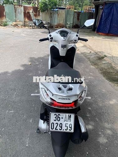 xe lăn bánh 500km. Mới tinh. Đầy đủ 2remote