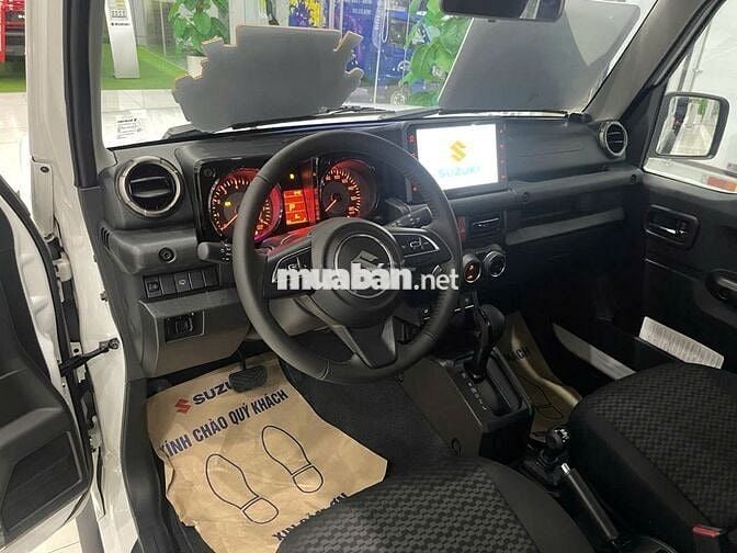 Suzuki Jimny ưu đãi 80 triệu, phụ kiện hấp dẫn
