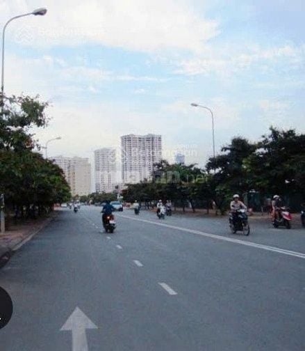 CC bán BT phố Thành Thái. DT 310m2 MT 15m đường hè 3 ô tô tránh 