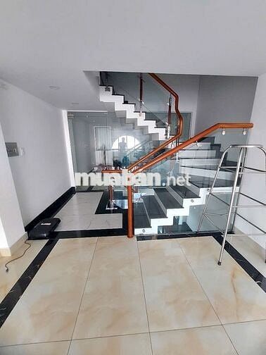 CHO THUÊ NHÀ 1 TRỆT 1 LỬNG 2 LẦU SÂN THƯỢNG. 5PN 4WC