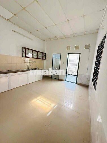 Cho thuê nhà nguyên căn mặt tiền hẻm chính xe hơi đậu trong nhà.
