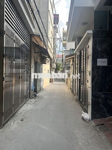 Thuỵ Phương đất vuông như tờ A4, ô tô lùi đậu trước cửa