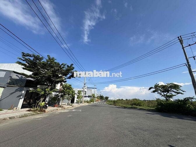 Chính chuBán đất Nam Hòa Xuân B2.106, đối diện trường, sát công viên.
