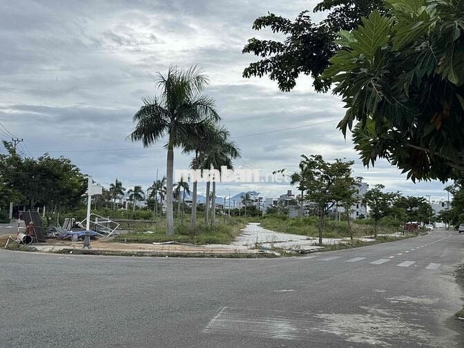 Chính chuBán đất Nam Hòa Xuân B2.106, đối diện trường, sát công viên.