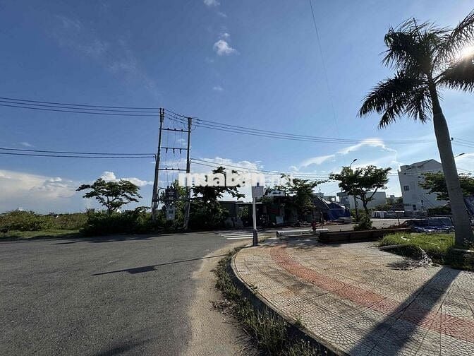 Chính chuBán đất Nam Hòa Xuân B2.106, đối diện trường, sát công viên.