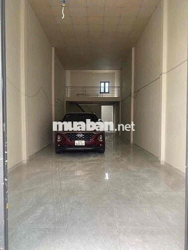 nhà 4,5x23m trống suốt có gác lửng, có sẵn điện 3pha hẻm xe tải