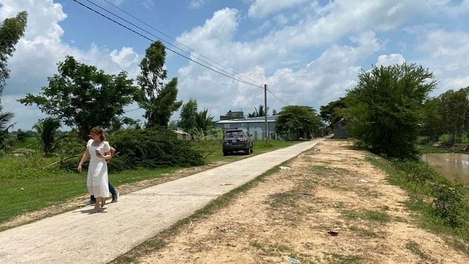 Nền 87.5m2 thổ cư (5x17.5) KDC cặp kênh Công Bình xã Hưng Điền 250tr