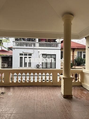 Cho thuê Villa 4 tầng, mặt tiền rộng, đường Lê Trọng Tấn.