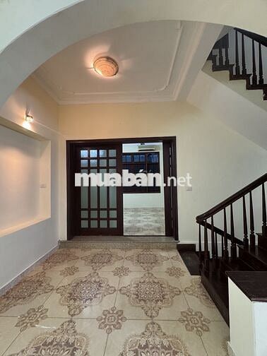Cho thuê Villa 4 tầng, mặt tiền rộng, đường Lê Trọng Tấn.