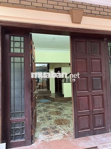 Cho thuê Villa 4 tầng, mặt tiền rộng, đường Lê Trọng Tấn.