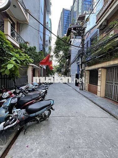 Cho thuê Villa 4 tầng, mặt tiền rộng, đường Lê Trọng Tấn.
