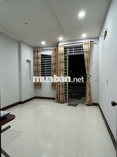NHÀ SẠCH SẼ 2 LẦU + SÂN THƯỢNG THOÁNG MÁT 4PN 3WC HẺM LÊ HOÀNG PHÁI