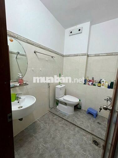 NHÀ SẠCH SẼ 2 LẦU + SÂN THƯỢNG THOÁNG MÁT 4PN 3WC HẺM LÊ HOÀNG PHÁI