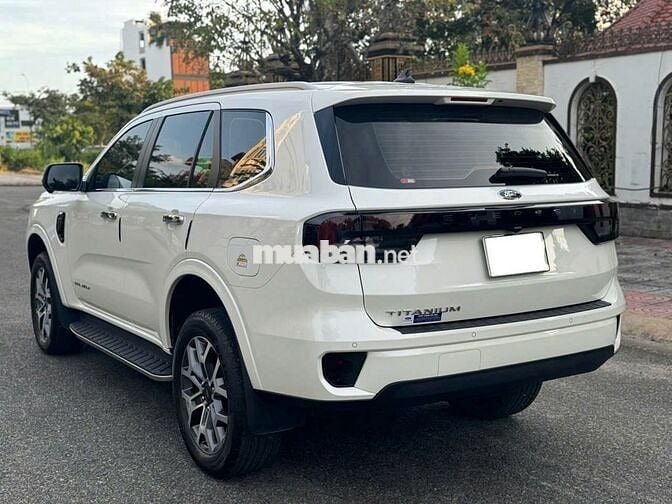 Ford Everest 2024 Titanium 1 cầu - 16800 km