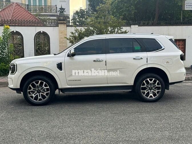 Ford Everest 2024 Titanium 1 cầu - 16800 km