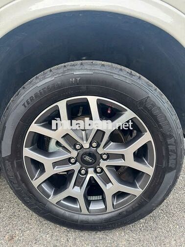 Ford Everest 2024 Titanium 1 cầu - 16800 km