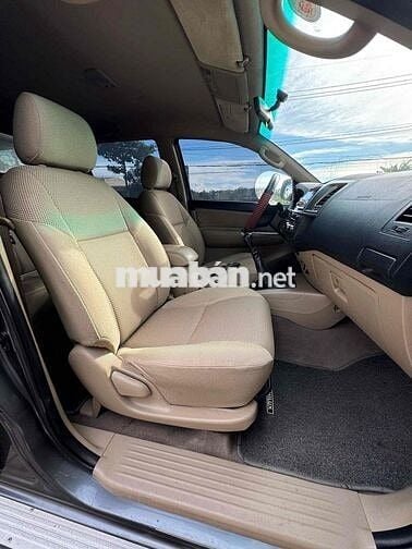 Toyota Hilux 2013 2.5E 4x2 MT - 100000 km