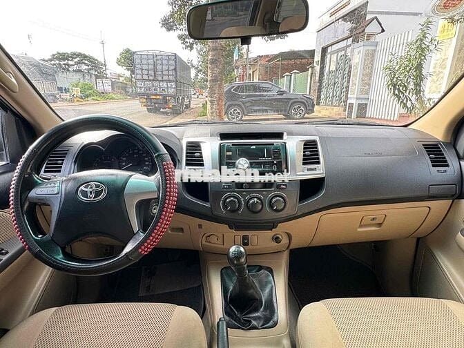 Toyota Hilux 2013 2.5E 4x2 MT - 100000 km