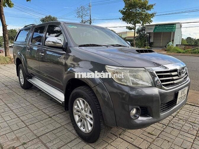 Toyota Hilux 2013 2.5E 4x2 MT - 100000 km
