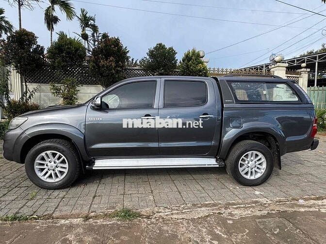 Toyota Hilux 2013 2.5E 4x2 MT - 100000 km