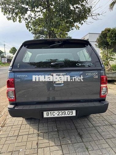 Toyota Hilux 2013 2.5E 4x2 MT - 100000 km