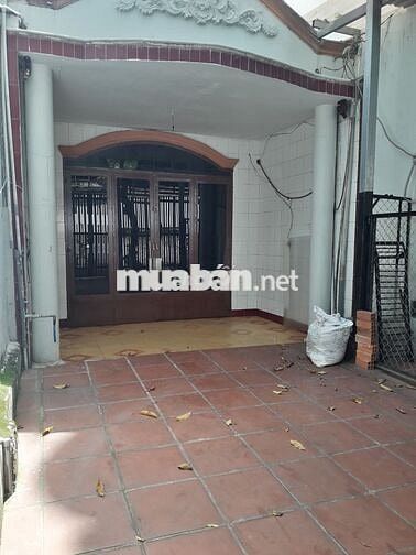 Cho thuê nhà Hẻm oto đường 9 L.chiểu, DT 100m2 có sân để oto giá 8tr