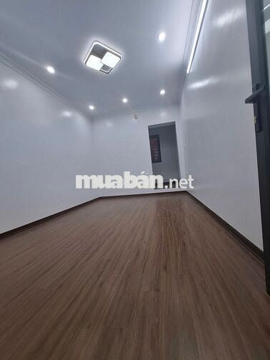 Bán Nhà 30M2x4 tầng, 3 PN, ô tô đỗ cửa, cổng trường Đại Học Công Nghệ.