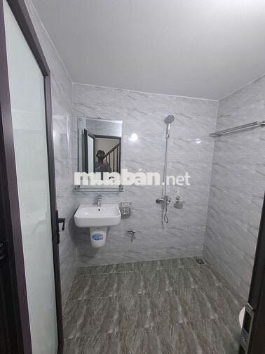Bán Nhà 30M2x4 tầng, 3 PN, ô tô đỗ cửa, cổng trường Đại Học Công Nghệ.