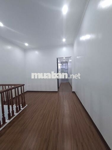 Bán Nhà 30M2x4 tầng, 3 PN, ô tô đỗ cửa, cổng trường Đại Học Công Nghệ.