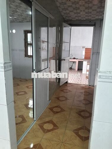 Cho thuê nhà Hẻm oto đường 9 L.chiểu, DT 100m2 có sân để oto giá 8tr