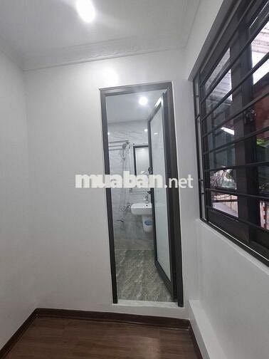Bán Nhà 30M2x4 tầng, 3 PN, ô tô đỗ cửa, cổng trường Đại Học Công Nghệ.