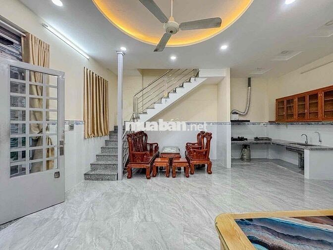 Nhà Nguyên căn 1 trệt 1 lầu 1 phòng ngủ 2 tolet.