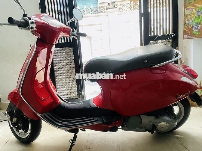 Xe tay ga Vespa Primavera 125CC màu đỏ.