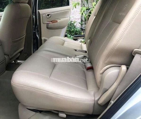 Toyota Fortuner 2011, số tự động, máy xăng