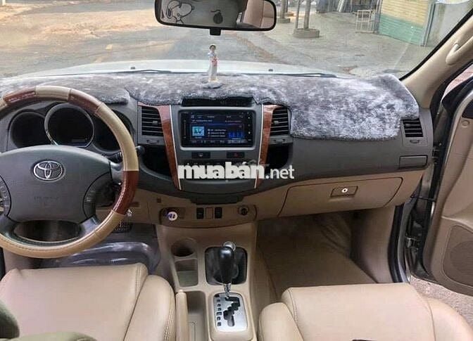 Toyota Fortuner 2011, số tự động, máy xăng